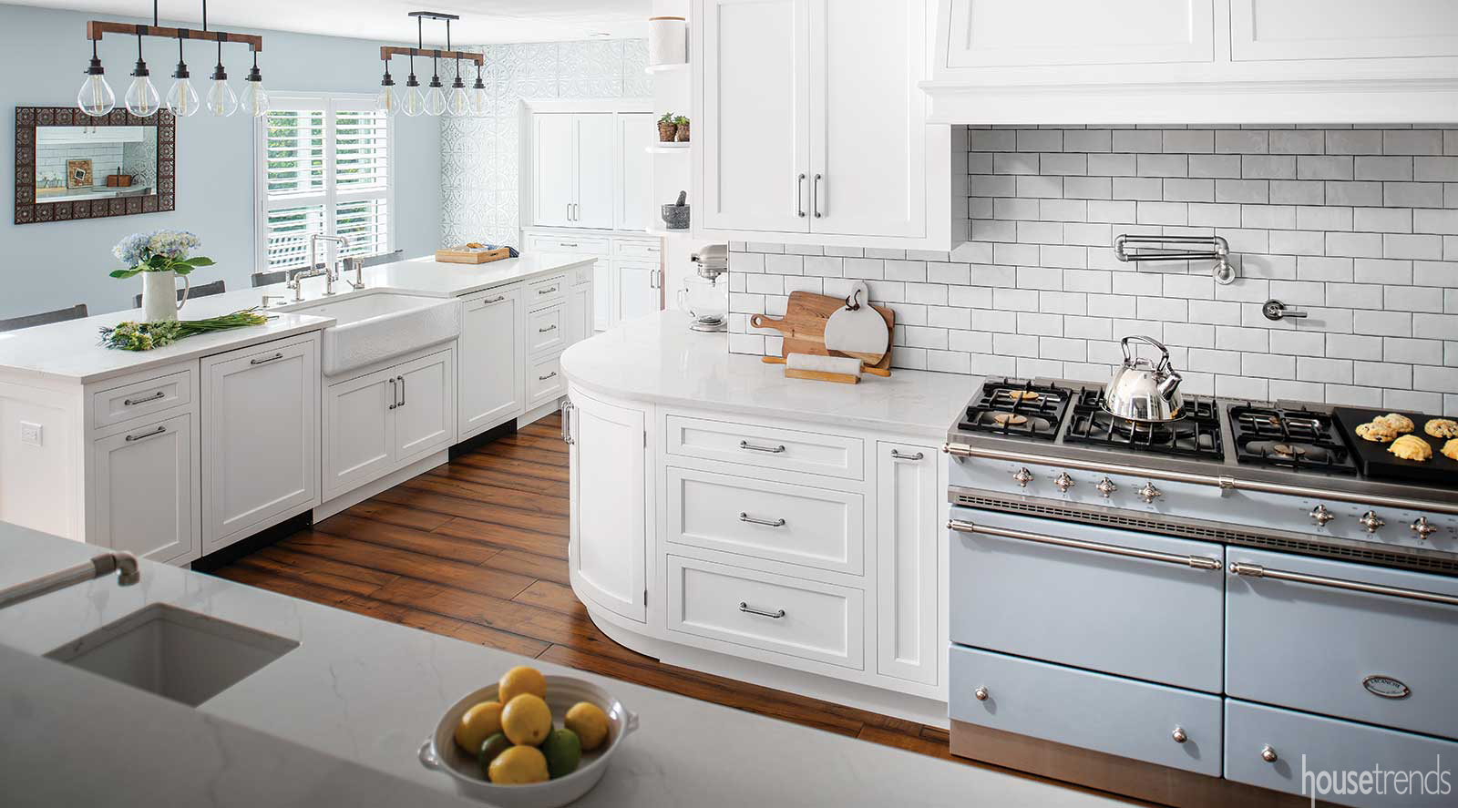 https://www.housetrends.com/wp-content/uploads/2019/04/02_Tampa-white-kitchen_TB0219_trev.jpg