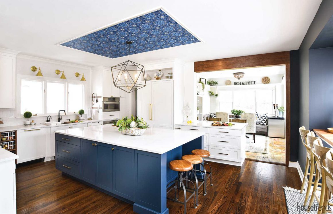 Savvy kitchen makeover adds brass and blue details