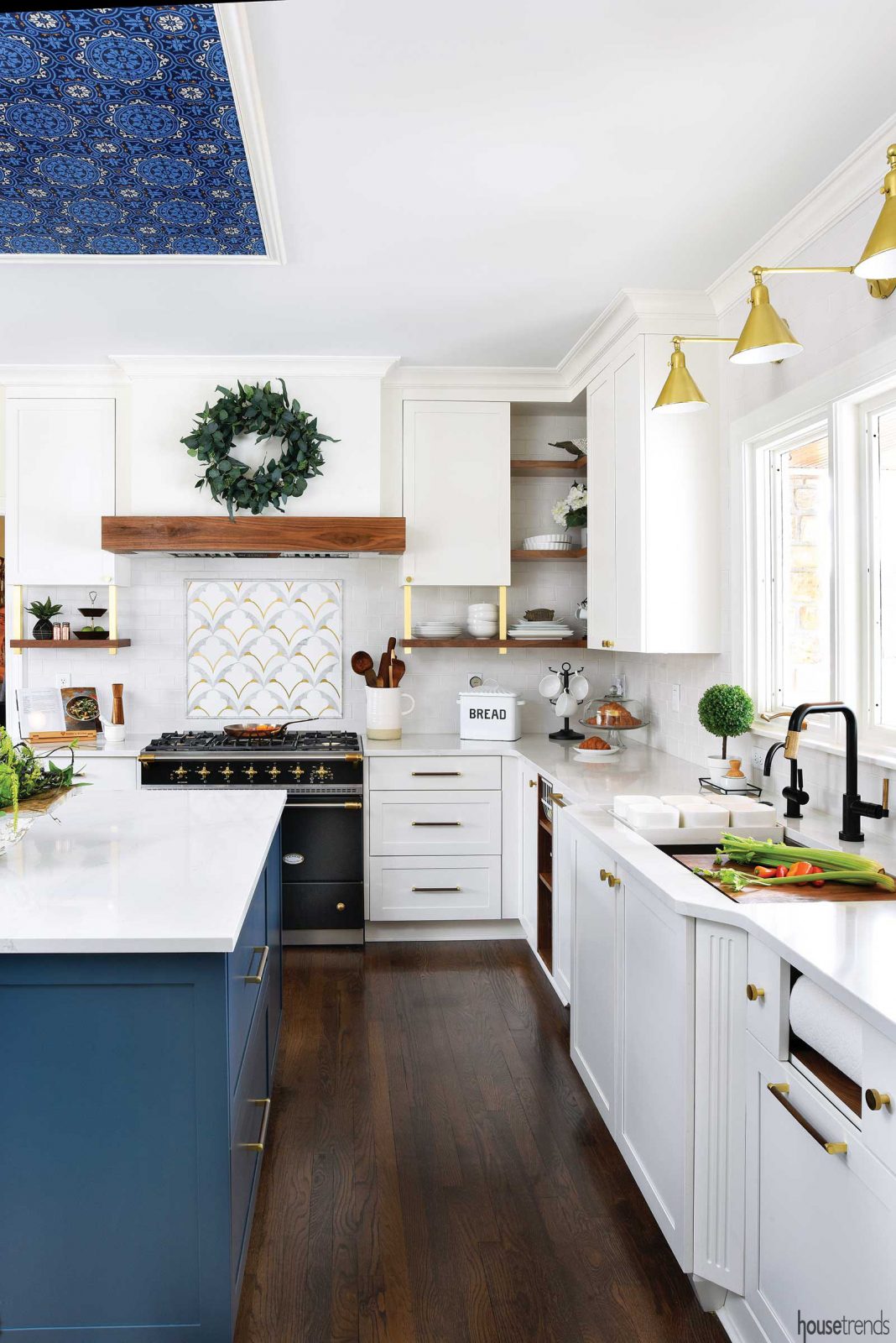 Savvy kitchen makeover adds brass and blue details